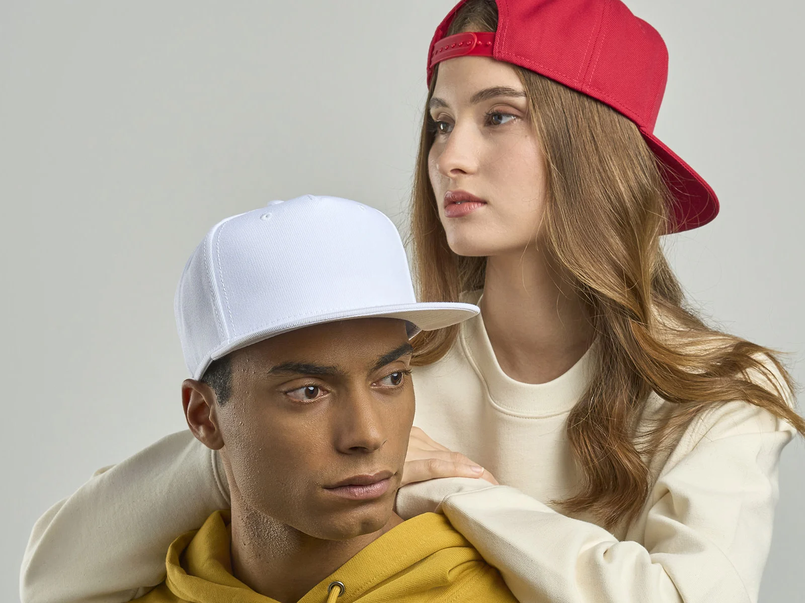 Kaksi mallia, joilla on punainen ja valkoinen snapbacklippis