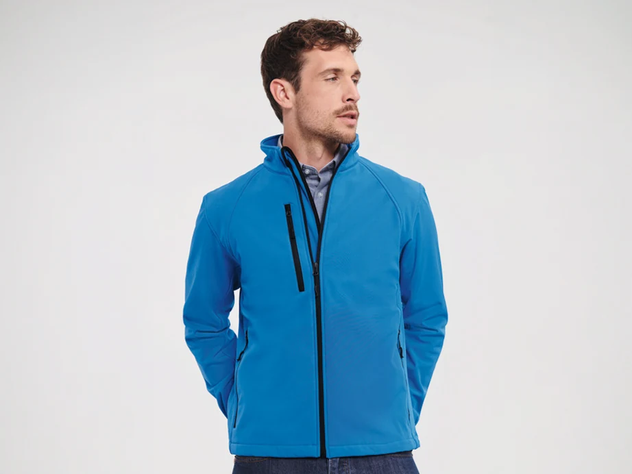 Sininen Russell 140 -softshell-takki mallin päällä